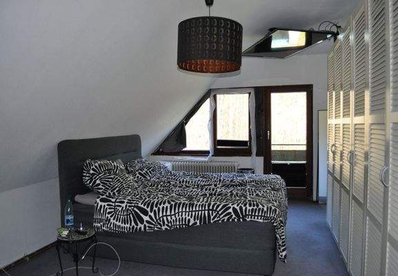 geräumiges Schlafzimmer