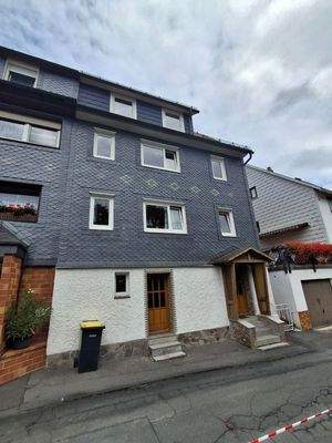 Straßenansicht mit beiden Eingangstüren