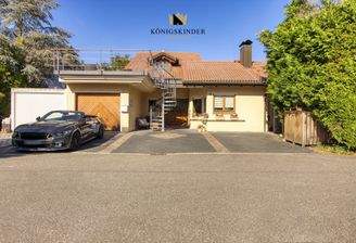 drei Stellplätze und zusätzliche Garage 