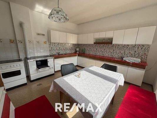 Küche mit zusätzlichem Holzofen