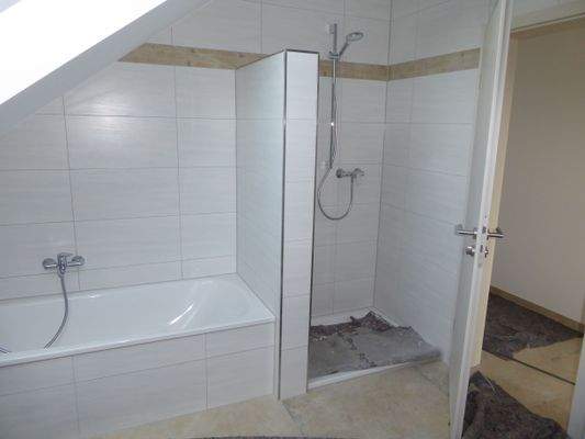 Dusche und Badewanne