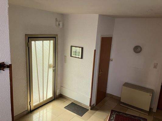 EG: Diele - Blick von Treppe zur Haustür