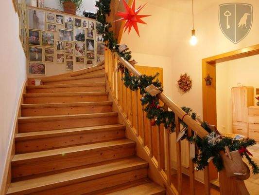  Die zentrale HOLZTREPPE