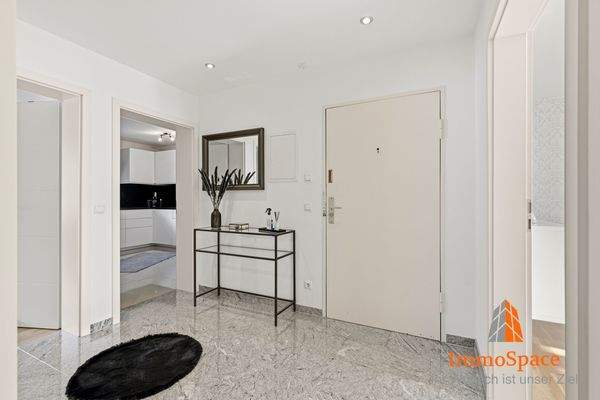 Blick von der Diele zur Haustüre