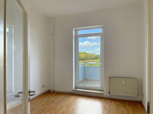 Wohnzimmer mit Balkon.JPG