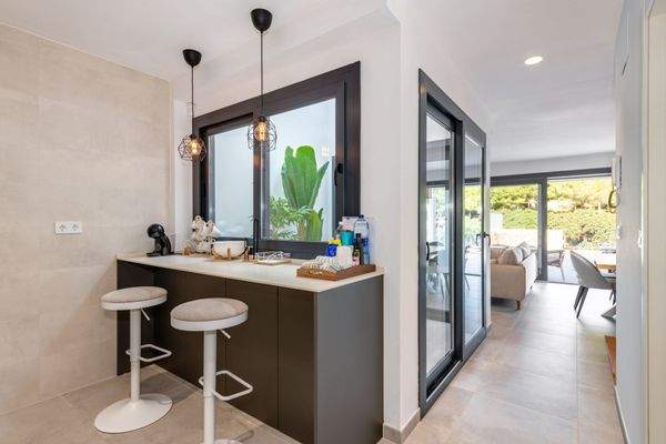 Offene Küche mit Frühstücksbar und Blick auf den kleinen Innenhof