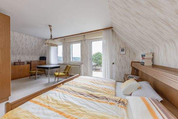 großzügiges Schlafzimmer mit Balkon