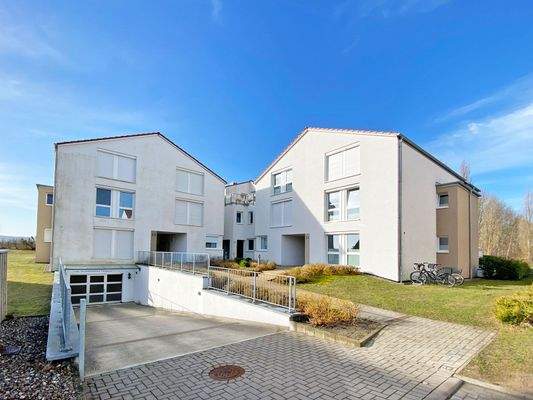 Gesamtansicht mit Tiefgaragenzufahrt