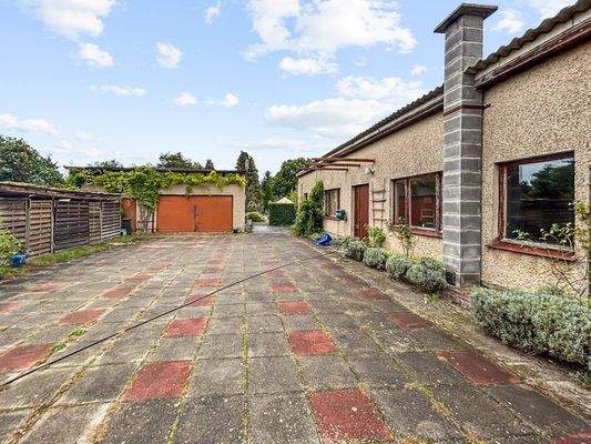 Werkstatt- Garagenkomplex