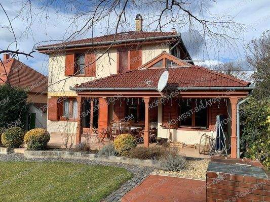 Außenansicht mit Garten