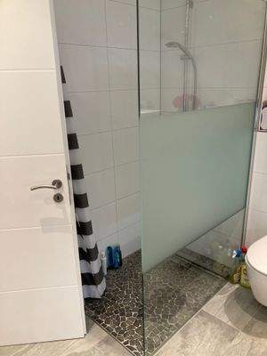 Blick zur bodentiefen/ebenerdigen Dusche