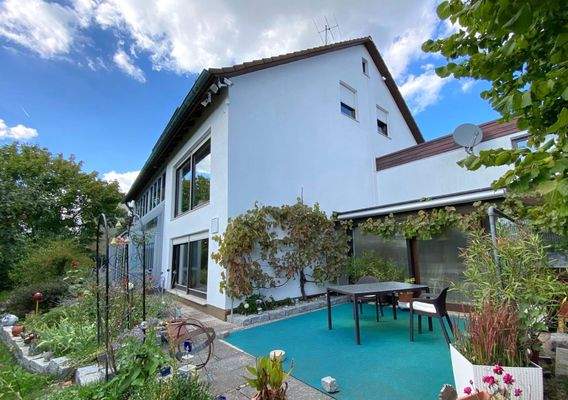 Rückansicht mit Terrasse