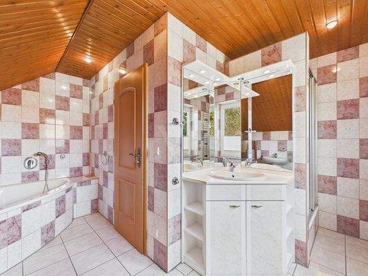 Familienbad mit Dusche und Badewanne im OG