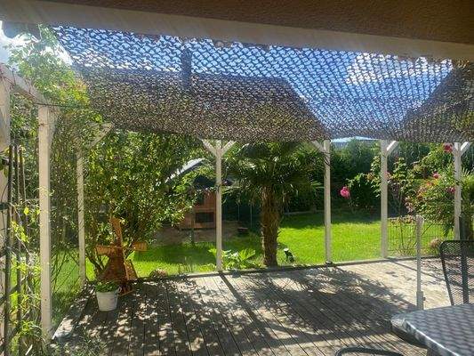 Blick auf Terrasse und Garten