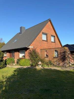 Hausansicht mit Garten (9)