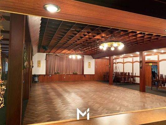 großer Saal mit Tanzfläche und Bühne