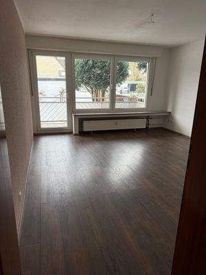 Wohnzimmer mit Balkon und Gartenblick