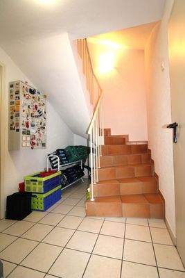 Kellerflur mit Treppe.JPG