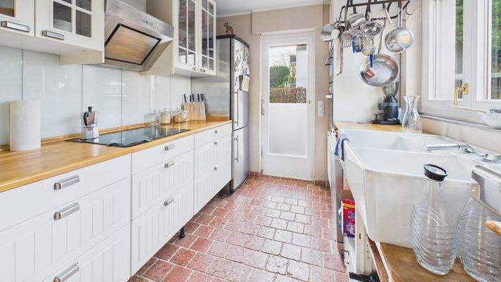 Küche mit Austritt in den Garten