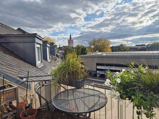 Balkon mit Aussicht auf Kirche St. Gangolf.jpg