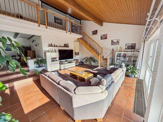 WZ EG mit Treppe zur Galerie