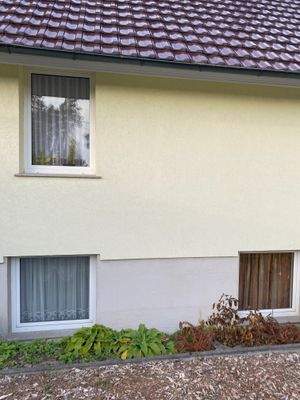 Rückseite mit Kellerfenstern