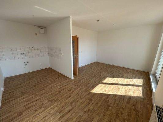 Wohnzimmer mit offener Küche