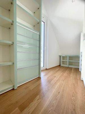 Ankleide vom Schlafzimmer zugänglich