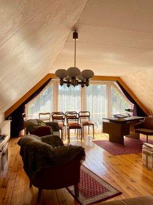 großes helles Zimmer im Dachgeschoss