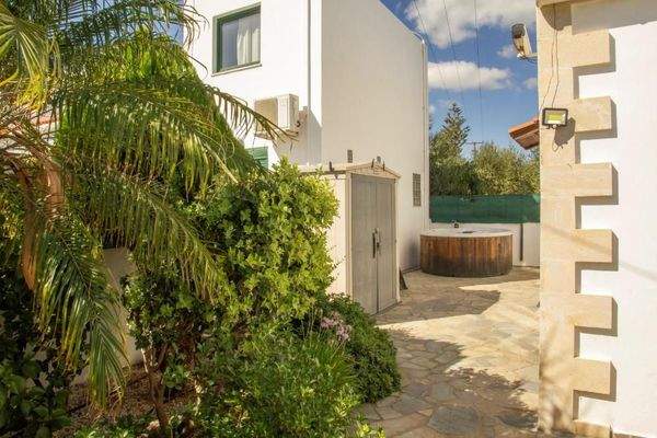 Kreta, Maleme: Traditionelles kretisches Haus zu verkaufen, nur wenige Schritte vom Strand entfernt