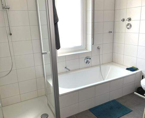 Tageslichtbad mit Wanne u. Dusche