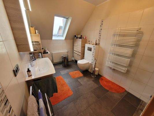 DG Badezimmer mit Fenster