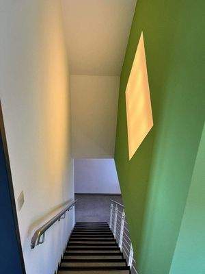 Zweiter Aufgang zum Obergeschoß mit Beleuchtung