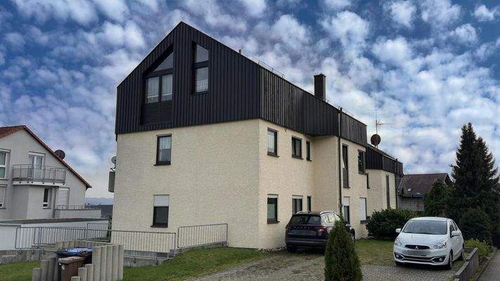 Straßenseite mit PKW-Stellplatz