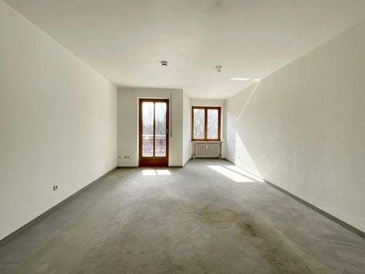 Wohnzimmer mit Zugang zum Balkon