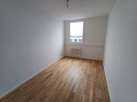 Helles Zimmer mit Holzboden