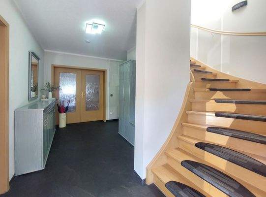 Eingangsbereich und Treppenaufgang ins Obergeschoss