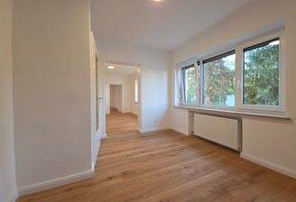 Blick von Küche durch Wohnung