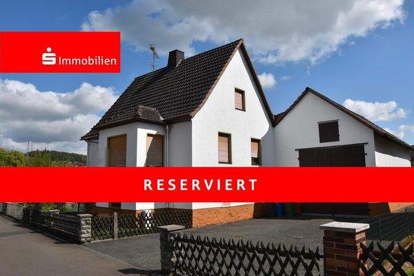 Hauseingang und Einfahrt mit Garage