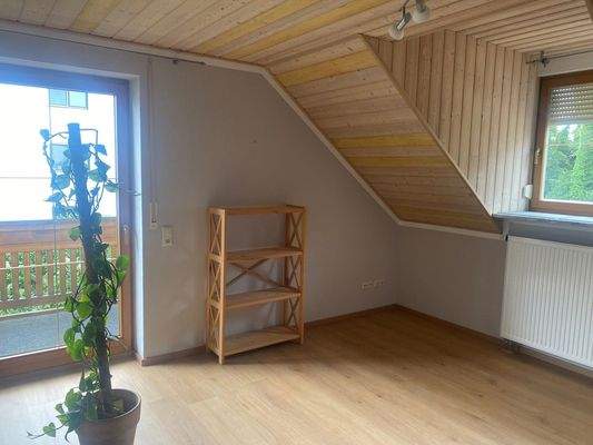 Zimmer OG mit Zugang zum Balkon