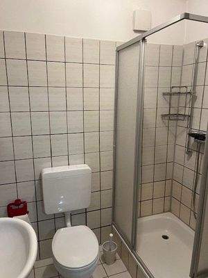 WC mit Dusche im Keller