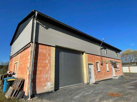 und direkt nebenan Arbeiten in der Werkstatt