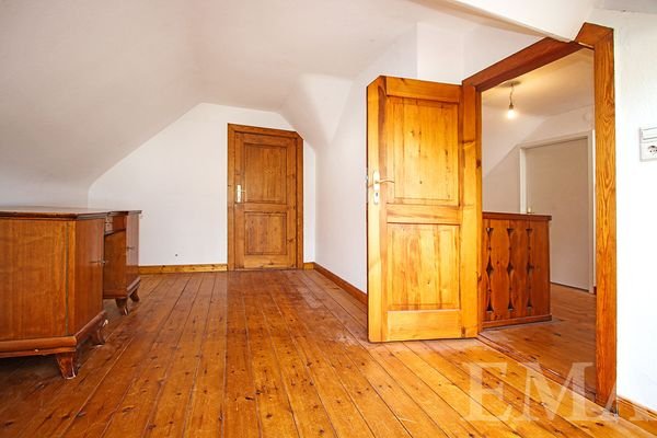 Zimmer mit Zugang zur Ausbaureserve im DG