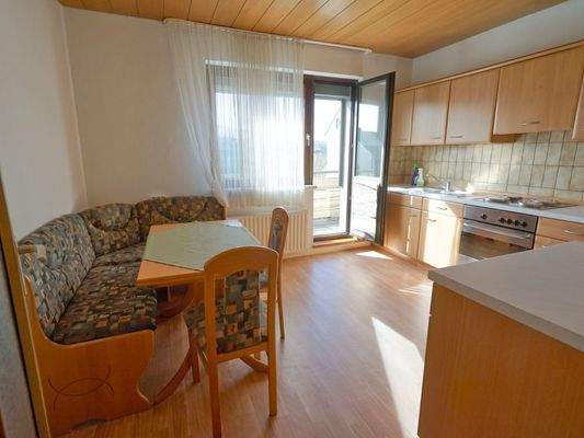 Helle Küche mit Balkonzugang