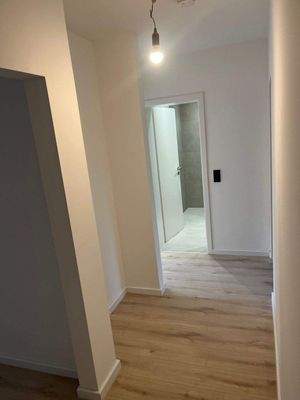 Wohnungsflur Richtung Bad - Beispielbild