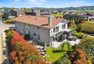 Luftaufnahme des energieeffizienten Anwesens mit großzügigem Garten, Terrasse und Balkon