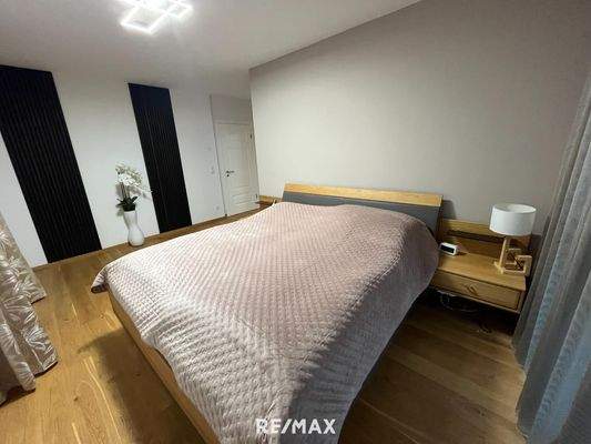 Zimmer mit Schrankraum und Badezimmer im OG