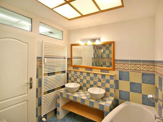 Badezimmer mit Doppelwaschbecken