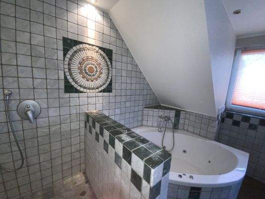 Dusche und Badewanne mit Massage im DG