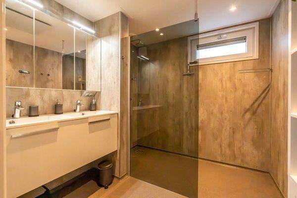 Luxus Badezimmer Premium Chalet Schouwen Duin Begehbare Dusche Doppel Waschtischmöbel003